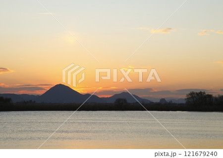 木浜内湖から見た三上山と日の出 121679240