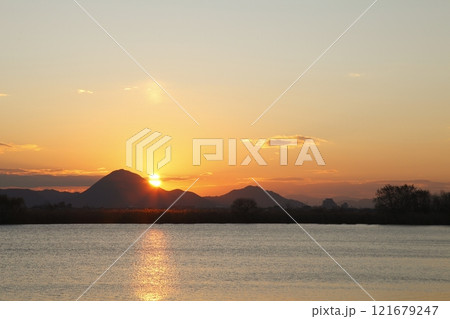 木浜内湖から見た三上山と日の出 木浜内湖から見た三上山と日の出 121679247
