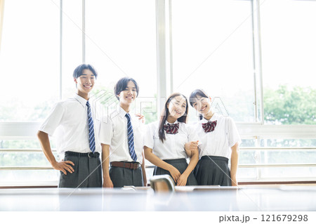 中学生 高校生 男女 集合写真 カメラ目線 笑顔 中学生 高校生 男女 集合写真 カメラ目線 笑顔 121679298