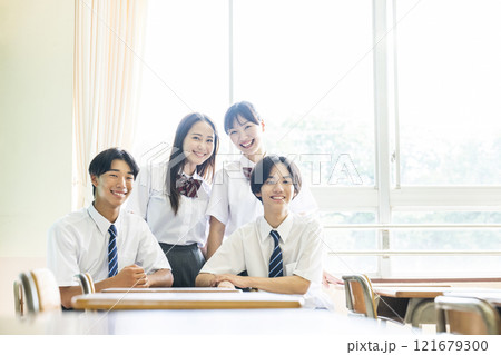 中学生　高校生　男女　集合写真　カメラ目線　笑顔 121679300