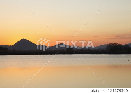 木浜内湖から見た三上山と日の出 121679340