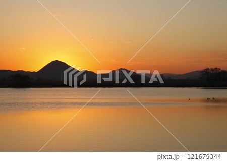 木浜内湖から見た三上山と日の出 木浜内湖から見た三上山と日の出 121679344