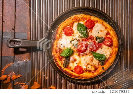 ミックスピザ　Italian delicious food mixture pizza 121679385