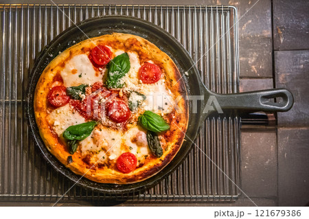 ミックスピザ　Italian delicious food mixture pizza 121679386