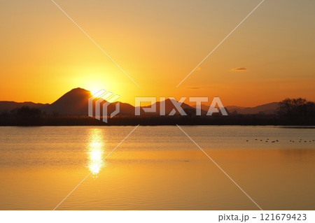木浜内湖から見た三上山と日の出 121679423