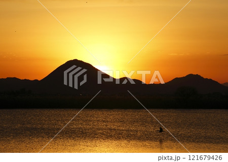 木浜内湖から見た三上山と日の出 木浜内湖から見た三上山と日の出 121679426