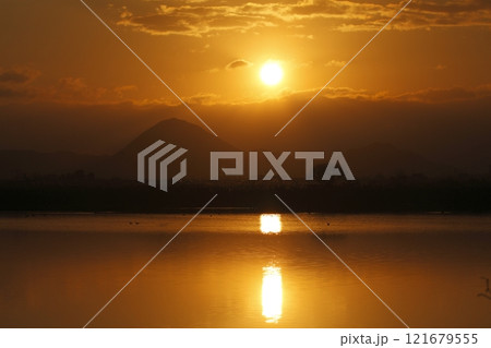 木浜内湖から見た三上山と日の出 木浜内湖から見た三上山と日の出 121679555