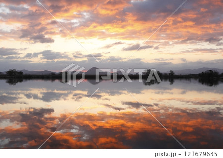 木浜内湖から見た三上山と日の出 木浜内湖から見た三上山と日の出 121679635