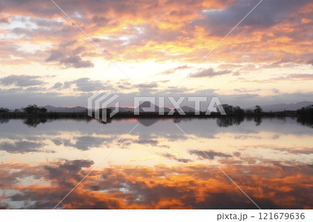 木浜内湖から見た三上山と日の出 木浜内湖から見た三上山と日の出 121679636