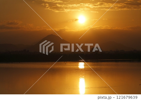木浜内湖から見た三上山と日の出 木浜内湖から見た三上山と日の出 121679639