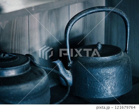 南部鉄器の鉄瓶 121679764