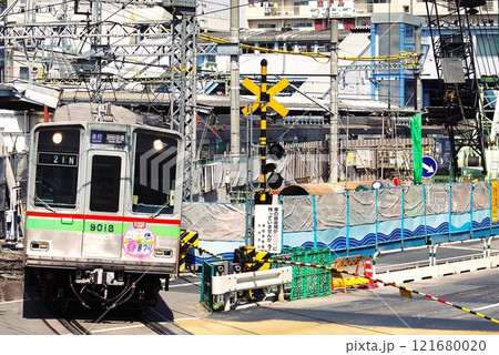高架前の京急空港線をゆく千葉ニュータウン鉄道9000形 121680020