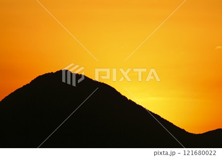 木浜内湖から見た三上山と日の出 木浜内湖から見た三上山と日の出 121680022