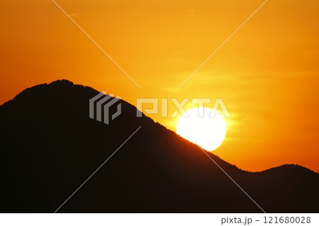 木浜内湖から見た三上山と日の出 木浜内湖から見た三上山と日の出 121680028