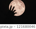 月を掴もうとする女性の手 121680046