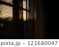 夕暮れ時の昭和感漂う和室の窓際 121680047