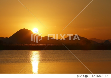 木浜内湖から見た三上山と日の出 木浜内湖から見た三上山と日の出 121680052