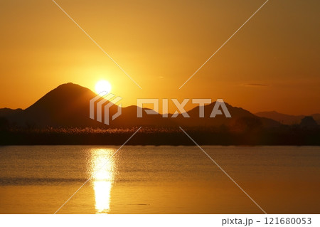 木浜内湖から見た三上山と日の出 木浜内湖から見た三上山と日の出 121680053