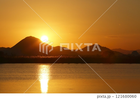 木浜内湖から見た三上山と日の出 121680060