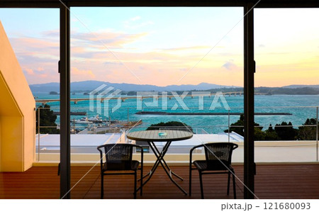 冬の沖縄ほっこり本部半島の古宇利島、もとぶ、おきなわ、こうりじま 121680093