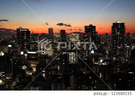 黄昏大阪、夕焼けの大阪、マジックアワー大阪、大阪中央区、オオサカ、大阪湾に沈む夕日 黄昏大阪、夕焼けの大阪、マジックアワー大阪、大阪中央区、オオサカ、大阪湾に沈む夕日 121680133