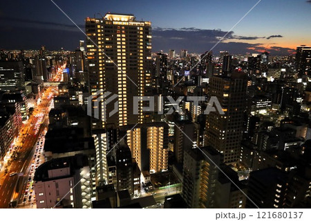 黄昏大阪、夕焼けの大阪、マジックアワー大阪、大阪中央区、オオサカ、大阪湾に沈む夕日 121680137