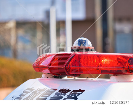 宮城県警のパトカーの赤色灯とその上に設置された全方位カメラの写真