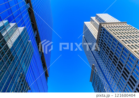 東京　港区　赤坂の都市風景（赤坂グリーンクロスと山王パークタワー） 121680404