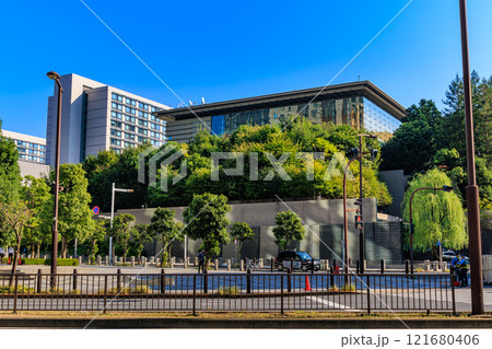 東京　千代田区　永田町の都市風景（首相官邸と参議院議員会館） 121680406