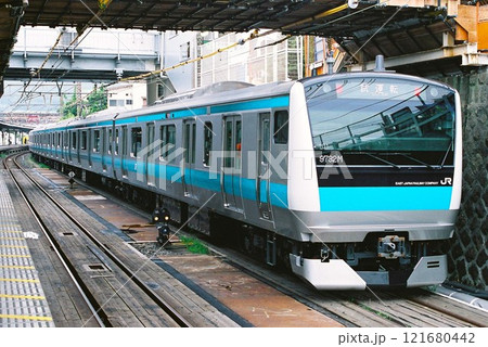 逗子に停車する試運転表示のE233系1000番台 121680442