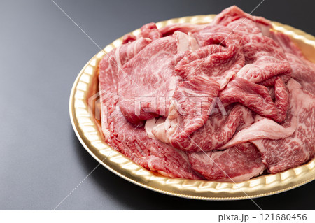 黒背景にすき焼き用の牛肩ロース肉 黒背景にすき焼き用の牛肩ロース肉 121680456