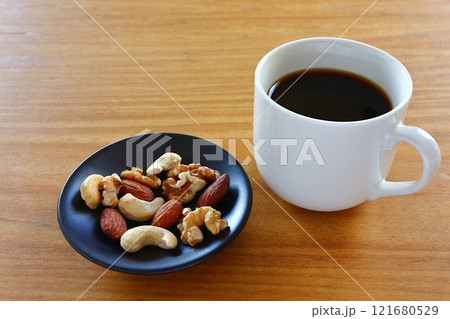 コーヒーとミックスナッツ 121680529
