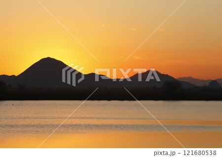 木浜内湖から見た三上山と日の出 木浜内湖から見た三上山と日の出 121680538