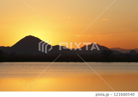 木浜内湖から見た三上山と日の出 121680540