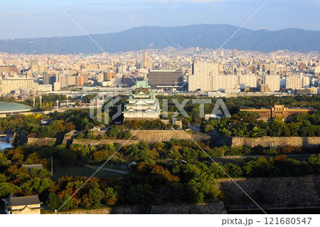 大阪城、秋、紅葉、大阪城公園、天高く肥ゆる秋の空、大阪城散歩、大阪観光、インバウンド、秋の大阪城 121680547
