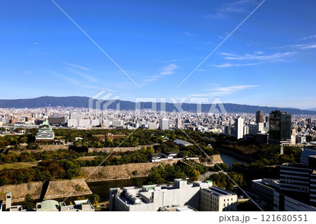 大阪城、秋、紅葉、大阪城公園、天高く肥ゆる秋の空、大阪城散歩、大阪観光、インバウンド、秋の大阪城 121680551