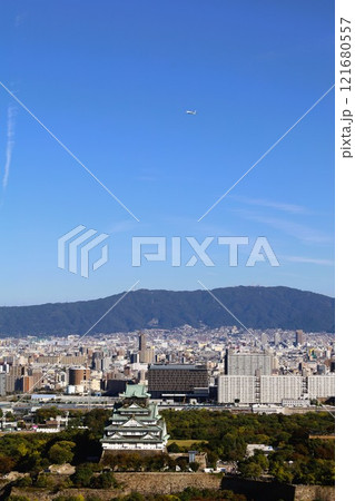 大阪城、秋、紅葉、大阪城公園、天高く肥ゆる秋の空、大阪城散歩、大阪観光、インバウンド、秋の大阪城 121680557