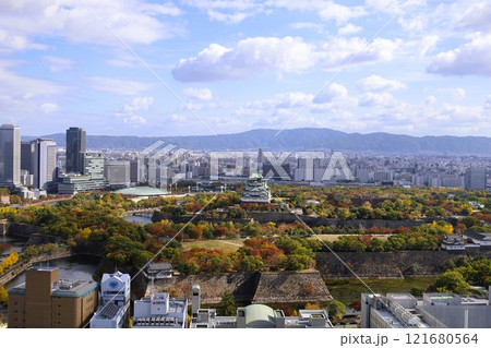 大阪城、秋、紅葉、大阪城公園、天高く肥ゆる秋の空、大阪城散歩、大阪観光、インバウンド、秋の大阪城 121680564