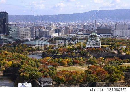 大阪城、秋、紅葉、大阪城公園、天高く肥ゆる秋の空、大阪城散歩、大阪観光、インバウンド、秋の大阪城 121680572