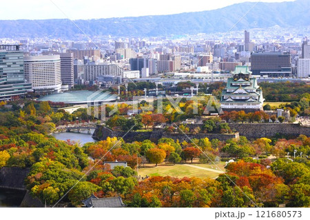 大阪城、秋、紅葉、大阪城公園、天高く肥ゆる秋の空、大阪城散歩、大阪観光、インバウンド、秋の大阪城 121680573