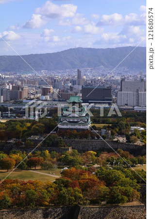 大阪城、秋、紅葉、大阪城公園、天高く肥ゆる秋の空、大阪城散歩、大阪観光、インバウンド、秋の大阪城 大阪城、秋、紅葉、大阪城公園、天高く肥ゆる秋の空、大阪城散歩、大阪観光、インバウンド、秋の大阪城 121680574