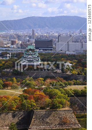 大阪城、秋、紅葉、大阪城公園、天高く肥ゆる秋の空、大阪城散歩、大阪観光、インバウンド、秋の大阪城 121680575