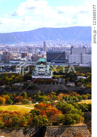 大阪城、秋、紅葉、大阪城公園、天高く肥ゆる秋の空、大阪城散歩、大阪観光、インバウンド、秋の大阪城 121680577