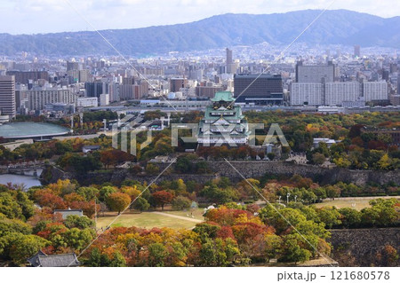 大阪城、秋、紅葉、大阪城公園、天高く肥ゆる秋の空、大阪城散歩、大阪観光、インバウンド、秋の大阪城 121680578
