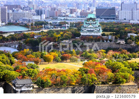 大阪城、秋、紅葉、大阪城公園、天高く肥ゆる秋の空、大阪城散歩、大阪観光、インバウンド、秋の大阪城 121680579