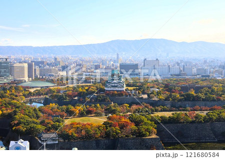 大阪城、秋、紅葉、大阪城公園、天高く肥ゆる秋の空、大阪城散歩、大阪観光、インバウンド、秋の大阪城 121680584