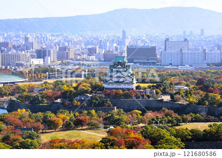 大阪城、秋、紅葉、大阪城公園、天高く肥ゆる秋の空、大阪城散歩、大阪観光、インバウンド、秋の大阪城 121680586