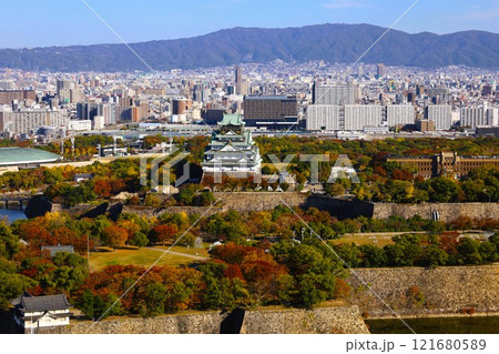 大阪城、秋、紅葉、大阪城公園、天高く肥ゆる秋の空、大阪城散歩、大阪観光、インバウンド、秋の大阪城 121680589