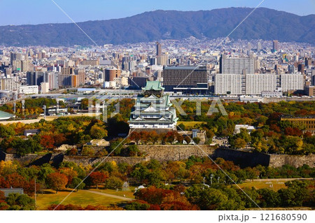 大阪城、秋、紅葉、大阪城公園、天高く肥ゆる秋の空、大阪城散歩、大阪観光、インバウンド、秋の大阪城 121680590