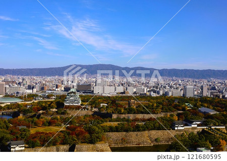 大阪城、秋、紅葉、大阪城公園、天高く肥ゆる秋の空、大阪城散歩、大阪観光、インバウンド、秋の大阪城 121680595